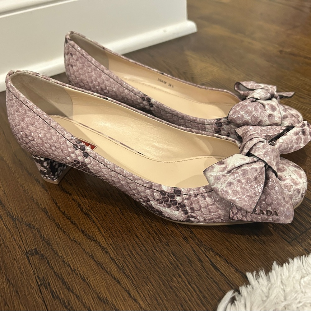 Prada snakeskin leather embossed small heel with bow pump. 38.5 Calzature Donna